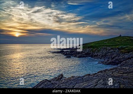 Royaume-Uni, Cornouailles, Newquay, coucher de soleil sur Towan Head et Fistral Bay. Banque D'Images