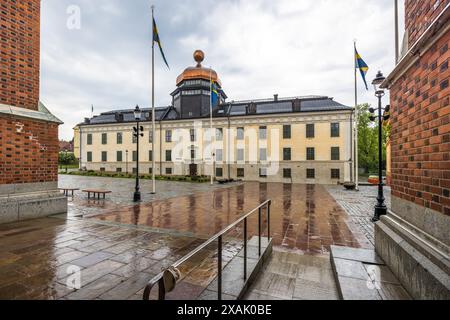 Vue depuis le portail principal de la cathédrale d'Uppsala jusqu'au Gustavianum avec son nouveau dôme. Le plus ancien bâtiment universitaire de la ville a été un cadeau du roi Gustave Adolphe II et est maintenant un musée. Uppsala, Suède Banque D'Images