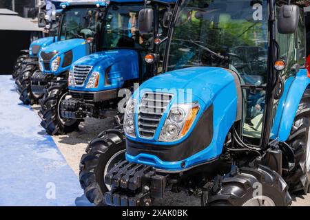 Rangée de tracteurs agro-culturels à vendre Banque D'Images