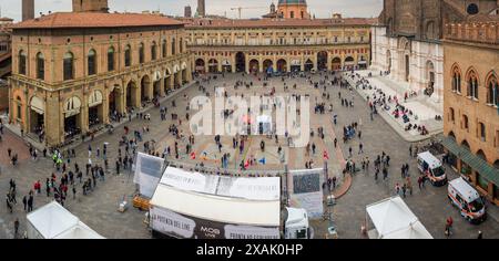 Italie, Bologne, Piazza Maggiore, vue de la Torre dell'Orologio Banque D'Images