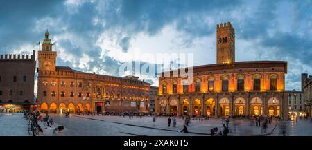 Italie, Bologne, Piazza Maggiore, Blue Hour Banque D'Images