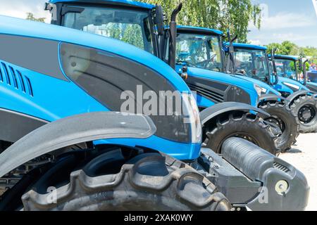 Rangée de tracteurs agro-culturels à vendre Banque D'Images