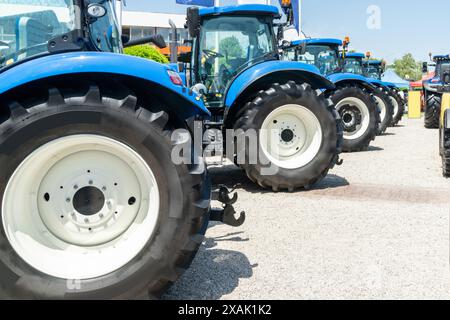 Rangée de tracteurs agro-culturels à vendre Banque D'Images