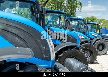 Rangée de tracteurs agro-culturels à vendre Banque D'Images