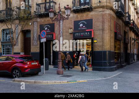 Séville, Espagne. 4 février 2024 - extérieur de la boutique de jambon Jechura Banque D'Images