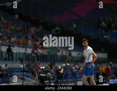 ROME, 7 juin 2024 (Xinhua) -- Miltiadis Tentoglou, de Grèce, vérifie le tableau des scores lors du match de qualification en saut en longueur masculin du Championnat d'Europe d'athlétisme de Rome 2024 à Rome, Italie, le 7 juin 2024. (Xinhua/Li Jing) Banque D'Images