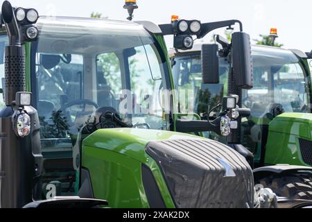 Rangée de tracteurs agro-culturels à vendre Banque D'Images