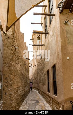 Ruelle étroite dans le quartier historique, Al Fahidi Historical Neighborhood, Old Town, Dubaï, Émirats arabes Unis, moyen-Orient, Asie Banque D'Images