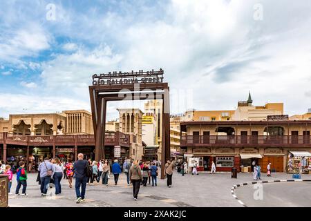 Old Baladiya Street, entrée du souk aux épices et à l'or, célèbre rue commerçante de bazar, quartier de Deira, Dubaï, Émirats arabes Unis, moyen-Orient, Asie Banque D'Images