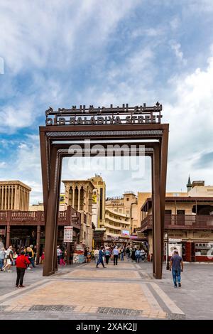 Old Baladiya Street, entrée du souk aux épices et à l'or, célèbre rue commerçante de bazar, quartier de Deira, Dubaï, Émirats arabes Unis, moyen-Orient, Asie Banque D'Images