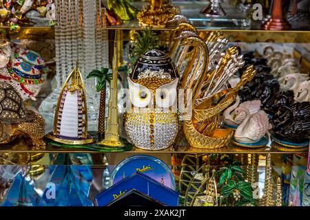 Souvenirs, Grand Souk, Old Baladiya Street, Spice and Gold Souk, célèbre bazar rue commerçante, quartier de Deira, Dubaï, Émirats arabes Unis, moyen-Orient, Asie Banque D'Images