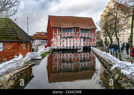 Bâtiment à colombages 'Gewölbe' sur le Runden Grube ou Mühlenbach dans la vieille ville historique, ville hanséatique de Wismar, Mecklembourg-Poméranie occidentale, Allemagne Banque D'Images