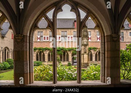 Cour intérieure et cloître de l'église catholique de membres Viktor à Xanten, Bas-Rhin, Rhénanie du Nord-Westphalie, Allemagne, Europe Banque D'Images