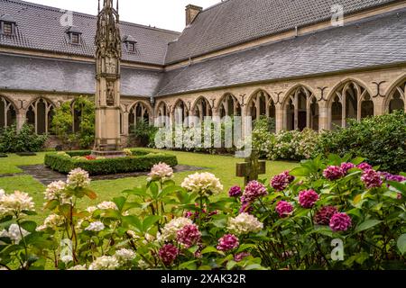 Cour intérieure et cloître de l'église catholique de membres Viktor à Xanten, Bas-Rhin, Rhénanie du Nord-Westphalie, Allemagne, Europe Banque D'Images