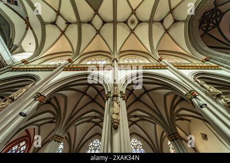 Plafond et colonnes à l'intérieur de l'église catholique de équipé Viktor à Xanten, Bas-Rhin, Rhénanie-du-Nord-Westphalie, Allemagne, Europe Banque D'Images