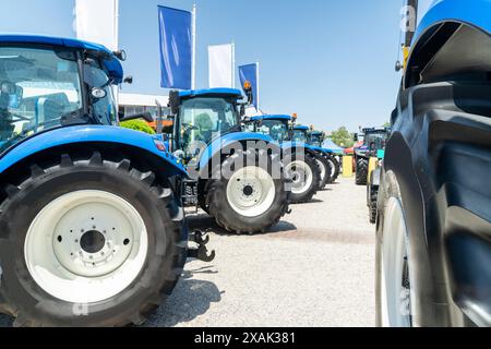 Rangée de tracteurs agro-culturels à vendre Banque D'Images