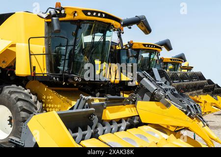 Rangée de moissonneuses-batteuses agricoles à vendre Banque D'Images