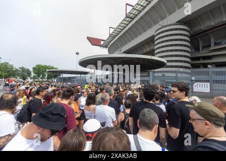 Milan, Italie. 07 juin 2024. Fans di Vasco Rossi fuori dallo Stadio Di San Siro prima dell'inizio del Concerto - Cronaca - Milano, Italia - Venerdì, 7 Giugno 2024 (foto Stefano Porta/LaPresse) Vasco Rossi fans devant le stade San Siro avant le début du concert - vendredi 7 juin 2024 (photo Stefano Porta/LaPresse) crédit : LaPresse/Alamy Live News Banque D'Images