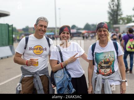 Milan, Italie. 07 juin 2024. Fans di Vasco Rossi fuori dallo Stadio Di San Siro prima dell'inizio del Concerto - Cronaca - Milano, Italia - Venerdì, 7 Giugno 2024 (foto Stefano Porta/LaPresse) Vasco Rossi fans devant le stade San Siro avant le début du concert - vendredi 7 juin 2024 (photo Stefano Porta/LaPresse) crédit : LaPresse/Alamy Live News Banque D'Images