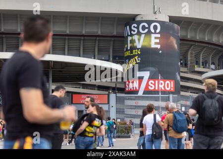 Milan, Italie. 07 juin 2024. Fans di Vasco Rossi fuori dallo Stadio Di San Siro prima dell'inizio del Concerto - Cronaca - Milano, Italia - Venerdì, 7 Giugno 2024 (foto Stefano Porta/LaPresse) Vasco Rossi fans devant le stade San Siro avant le début du concert - vendredi 7 juin 2024 (photo Stefano Porta/LaPresse) crédit : LaPresse/Alamy Live News Banque D'Images