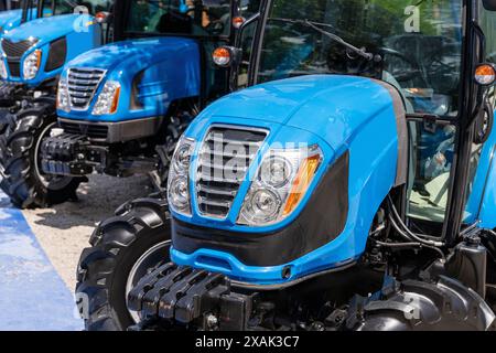 Rangée de tracteurs agro-culturels à vendre Banque D'Images