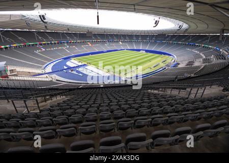 Berlin, Allemagne. 14 juillet 2024. Cette photo prise le 7 juin 2024 montre une vue intérieure de l'Olympiastadion Berlin à Berlin, capitale de l'Allemagne. L'UEFA Euro 2024 se tiendra du 14 juin au 14 juillet 2024 dans dix villes d'Allemagne. L’Olympiastadion de Berlin accueillera six matchs, trois en phase de groupes, un tour de 16, un quart de finale et le match final. Crédit : Inaki Esnaola/Xinhua/Alamy Live News Banque D'Images