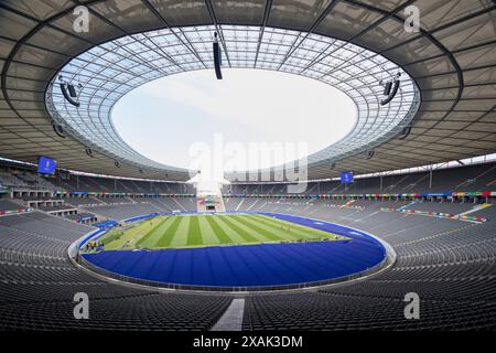 Berlin, Allemagne. 14 juillet 2024. Cette photo prise le 7 juin 2024 montre une vue intérieure de l'Olympiastadion Berlin à Berlin, capitale de l'Allemagne. L'UEFA Euro 2024 se tiendra du 14 juin au 14 juillet 2024 dans dix villes d'Allemagne. L’Olympiastadion de Berlin accueillera six matchs, trois en phase de groupes, un tour de 16, un quart de finale et le match final. Crédit : Inaki Esnaola/Xinhua/Alamy Live News Banque D'Images