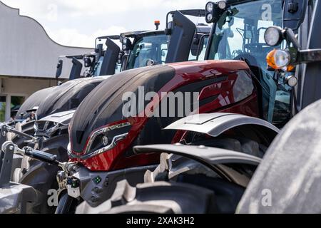 Rangée de tracteurs agro-culturels à vendre Banque D'Images