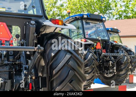 Rangée de tracteurs agro-culturels à vendre. Banque D'Images