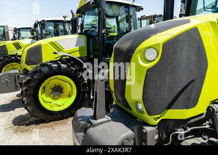 Rangée de tracteurs agro-culturels à vendre Banque D'Images