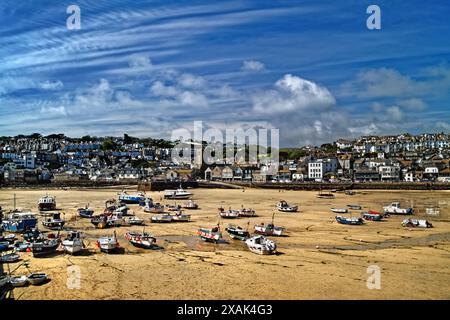 UK, Cornwall, St Ives Harbour en regardant vers le centre-ville. Banque D'Images