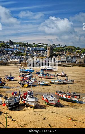 UK, Cornwall, St Ives Harbour en regardant vers le centre-ville. Banque D'Images