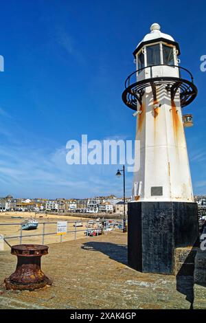 Royaume-Uni, Cornouailles, port de St Ives, jetée de Smeatons et phare Banque D'Images