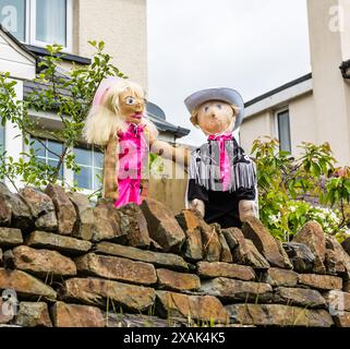 Festival de Scarecrow dans le village de Budleigh est à l'aide de l'église de la Toussaint. Banque D'Images