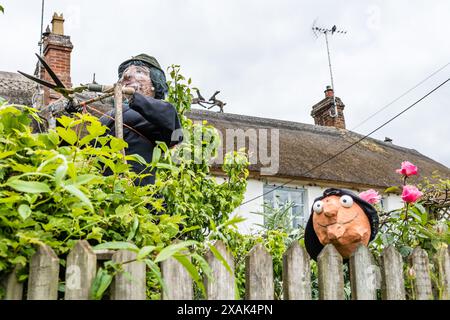 Festival de Scarecrow dans le village de Budleigh est à l'aide de l'église de la Toussaint. Banque D'Images