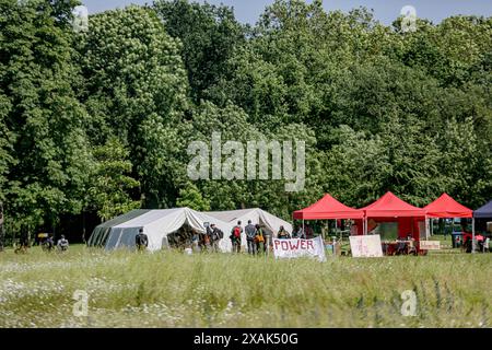 Bonn, Allemagne, Allemagne. 6 juin 2024. Le Camp climat avec Sign Power to the People, organisé à l’extérieur du centre Campus de l’ONU, pendant la première semaine de la conférence SB60 sur le changement climatique. Le SB 60 est la préparation de la COP29 qui aura lieu à Bakou, en Azerbaïdjan, en novembre de cette année. (Crédit image : © Bianca Otero/ZUMA Press Wire) USAGE ÉDITORIAL SEULEMENT! Non destiné à UN USAGE commercial ! Banque D'Images