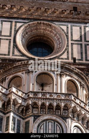 FLORENCE, ITALIE - 21 SEPTEMBRE 2023 - façade néo-gothique de la cathédrale Renaissance Santa Maria del Fiore à Florence, Italie Banque D'Images