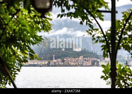 Bellagio au lac de Côme après la pluie, vu de Tremezzo, Italie Banque D'Images