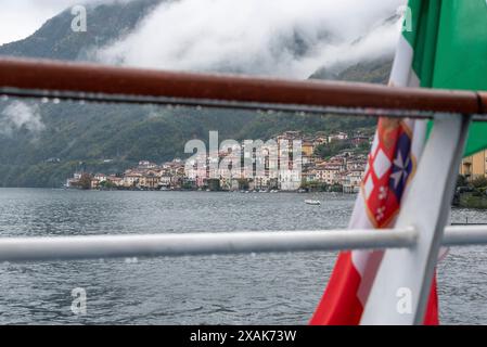 Petite ville de Lezzeno au lac de Côme, Italie, vue d'un ferry Banque D'Images
