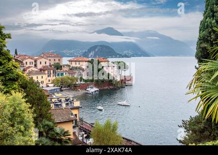 Vue de la petite ville Varenna au lac de Côme, Italie Banque D'Images