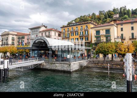 BELLAGIO, ITALIE - 02 OCTOBRE 2023 - jetée de navire dans le centre-ville de Bellagio, Italie Banque D'Images