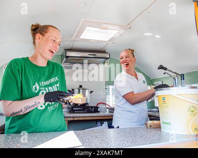 Bonn, Allemagne, Allemagne. 6 juin 2024. Les vendeurs de Hotdog végétaliens rient et sourient tout en distribuant gratuitement des chiens végétaliens pendant la première semaine de la conférence SB60 sur le changement climatique. Préparation de la COP29 qui aura lieu à Bakou, Azerbaïdjan, en novembre de cette année. (Crédit image : © Bianca Otero/ZUMA Press Wire) USAGE ÉDITORIAL SEULEMENT! Non destiné à UN USAGE commercial ! Banque D'Images