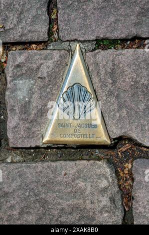 Saint-Jean-pied-de-Port, France- 14 mai 2024 : un fabricant de bronze sur la route pour indiquer le chemin de la voie Camino. Banque D'Images