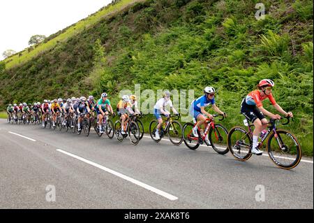 Lloyds Tour of Britain Womens 2024 étape 2, de Wrexham à Wrexham. Le peloton traverse la campagne galloise avec Elizabeth Deignan pour l'équipe nationale de Grande-Bretagne. Banque D'Images