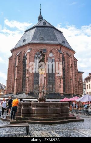 Europe, Allemagne, Bade-Württemberg, Heidelberg, Fontaine Hercule sur la place du marché en face de l'église du Saint-esprit Banque D'Images