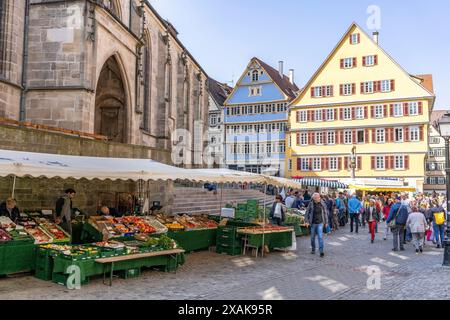 Europe, Allemagne, Baden-Württemberg, Tübingen, étals de marché devant la collégiale de la nouvelle église George dans la vieille ville Banque D'Images