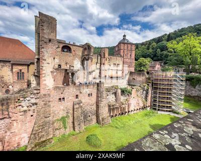 Europe, Allemagne, Bade-Württemberg, Heidelberg, les touristes visitent le bâtiment Ruprecht dans le château de Heidelberg Banque D'Images