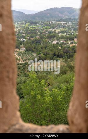 Europe, Espagne, Province de Valence, Xativa, vue à travers le mur du château Castillo de Xativa jusqu'au quartier de Bixquert dans la vallée du même nom Banque D'Images