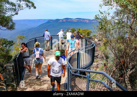 Touristes au Spooners Lookout le long de la Prince Henry Cliff Walk jusqu'à la formation rocheuse des trois Sœurs de Katoomba dans la Blue Mountains National Pa Banque D'Images
