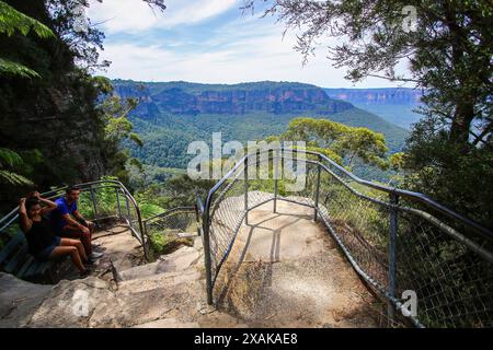 Prince Henry Cliff marchez de Katoomba à la formation rocheuse Three Sisters dans le parc national des Blue Mountains, Nouvelle-Galles du Sud, Australie Banque D'Images